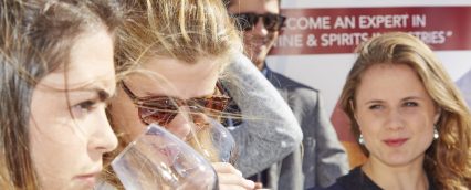 étudiants en train de deguster du vin